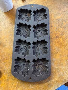 8mlp2 Lodge Vintage Maple Leaf Cast Iron Muffin Gem Cookie Pan 12.5 Inch X 5.5