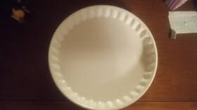 120457.01 Martha Stewart Nos Stoneware Round Pie Pan 10.5 Inch White With Scallop Edge
