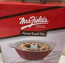 Mrs Fields 849808005554 Mrs. Fluted Bundt Pan Premium Bakeware Red New In Box