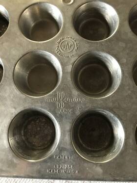 906592 Muffinaire Vintage Junior Muffin Baking 12 Hole Pan 906592 Muffinaire Vintage Junior Muffin Baking 12 Hole Pan