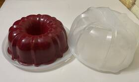 Nordic Ware 011172500250 Bundt Pan With Translucent Cake Keeper Nordic Ware 011172500250 Bundt Pan With Translucent Cake Keeper