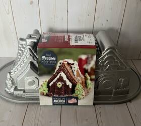 86748 Nordic Ware Gingerbread House Duet Pan. Brand New