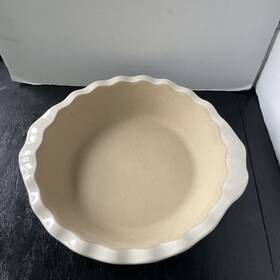 0.64.0.03 Pampered Chef Deep Dish Pie Plate Family Heritage Stoneware Ivory