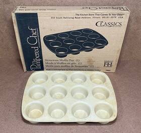 050902 Pampered Chef Family Heritage Stoneware - 12 Muffin / Cupcake Pan #050902