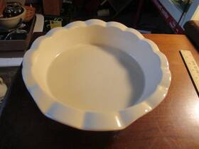 060104 Pampered Chef Family Heritage Stoneware 9 Inch Deep Dish Pie Plate Scalloped Ivory