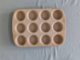 060605 Pampered Chef The Family Heritage Stoneware 12 Cupcake Muffin Pan Baking Stone
