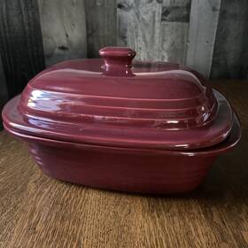 061106 Pampered Chef Deep Covered Baker 3.1 Quart Cranberry Color Stoneware Bakeware 5142 061106 Pampered Chef Deep Covered Baker 3.1 Quart Cranberry Color Stoneware Bakeware 5142