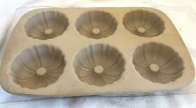 061634 Pampered Chef Family Heritage Stoneware - Six Mini-bundt Pan 4.5 Inch Round Cakes 061634 Pampered Chef Family Heritage Stoneware - Six Mini-bundt Pan 4.5 Inch Round Cakes