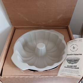 Pampered Chef 099901014407 New The # 1440 Family Heritage Collection Stoneware Fluted Pan Pampered Chef 099901014407 New The # 1440 Family Heritage Collection Stoneware Fluted Pan