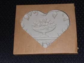 Box-1999 Pampered Chef 099901029296 Inch Come To The Table Heart Clay Cookie Mold With Box-1999 Pampered Chef 099901029296 Inch Come To The Table Heart Clay Cookie Mold With