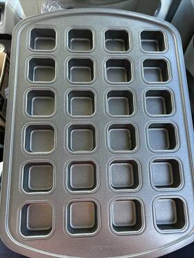 101172 Pampered Chef Brownie Bite Pan Makes 24 Brownies