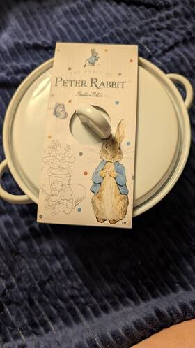 C6540 Peter Rabbit World Round Ceramic Baking Dish With Lid 0.5 Quart 7in 400 F Safe