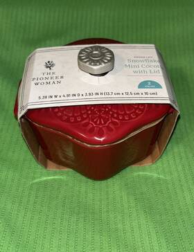 Pioneer Woman 085081659415 New /the Mini Cocotte With Lid /2 Piece Set /red Snowflake