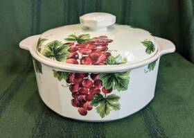 Tc1080 Royal Doulton China Vintage Grape Pattern 1.75 Quart Round Covered Casserole