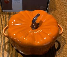 Staub 035886335632 Ceramic Pumpkin Cocotte 5 Inch Cinnamon Orange Nib