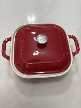 Staub 872078034580 2.5 Quart Cherry Red 9 Inch Square Baking Dish With Lid
