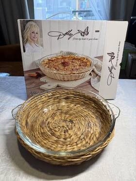 Ttu-v0591 Tabletops Unlimited Dolly Parton Glass Round Pie Plate And Wicker Basket 9.25 Inches Bakeware Nib