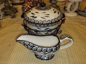 691780 Temp-tations Old World Black Round Casserole Baker With Box And Sauce Bowl