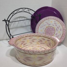 10-183a Temptations Temp-tations By Tara Old World Lilac 1.5 Quart Baker With Cover Stand And Trivet