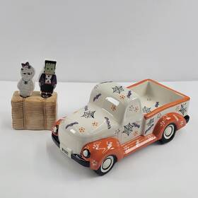 H227250 Temptations Boofetti Halloween Truck Server With 2 Spreaders Hay Bale