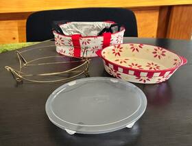 Kfi-xing-898627 Temptations Old World Red 3 Quart Casserole Dish With Lid Stand And Insulated Carrier