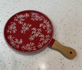 Ppp-sd-420343 Temptations Floral Lace Red Round Ceramic Baking Pan With Wooden Handle