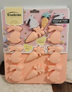 05108115 Trudeau Structure Silicone Cake Pan Rabbit And Carrot Shapes Peach Oven Safe