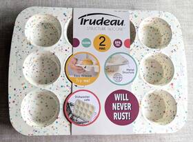 05118554 Trudeau Structure White Confetti Reinforced Silicone 12 Cup Muffin Pan 05118554 Trudeau Structure White Confetti Reinforced Silicone 12 Cup Muffin Pan