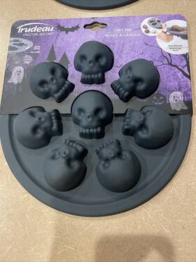 Trudeau 063562690560 2 Skull Cake Cupcake Muffin Pan Silicone Mold Baking Pans Halloween / Craft Soap Trudeau 063562690560 2 Skull Cake Cupcake Muffin Pan Silicone Mold Baking Pans Halloween / Craft Soap