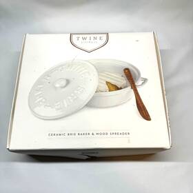 Twine 842094159970 7 Inch Round Stone Ware Brie Baker With Wood Spreader And Lid Pre-owned Twine 842094159970 7 Inch Round Stone Ware Brie Baker With Wood Spreader And Lid Pre-owned