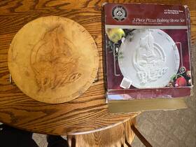 Ltad-8230 Warner Bros. Looney Tunes Classic Collection 13 Inch Pizza Baking Stone And Serving Rack Ltad-8230 Warner Bros. Looney Tunes Classic Collection 13 Inch Pizza Baking Stone And Serving Rack