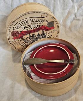Wildly Delicious 621787028966 Petite Maison Brie Baker Dish Lid Spreader - Red Cassis