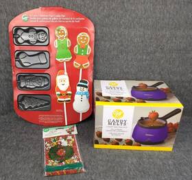 Wilton 070896402868 Baking Lot/3 - Candy Melting Pot Christmas Cookie Mold And Gift Treat Bags