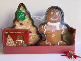 Wilton 070896503541 Christmas Tree And Gingerbread Man Giant Cookie Pan Set 14 Inch Tall New Unopen Wilton 070896503541 Christmas Tree And Gingerbread Man Giant Cookie Pan Set 14 Inch Tall New Unopen