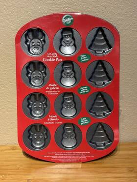 2105-1070 Wilton Christmas Cookie Pan 12 Cavity Non-stick Holiday 2009 - New