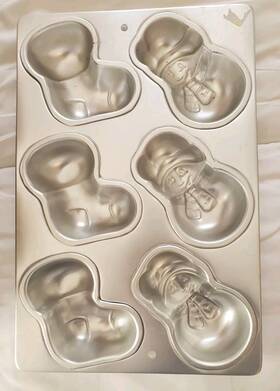 2105-189 Wilton Mini Cake 6 Cavity Pan Snowman/stocking Christmas 2105-189 Wilton Mini Cake 6 Cavity Pan Snowman/stocking Christmas