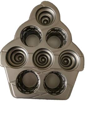 2105-5010 Wilton Aluminum Ice Cream Cone Cupcake Mold Baking Cake Pan 2105-5010 Wilton Aluminum Ice Cream Cone Cupcake Mold Baking Cake Pan