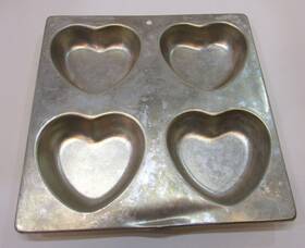 2105-9429 Wilton Vintage 1990 Aluminum Four Heart Valentine Tart Muffin Pan Mold