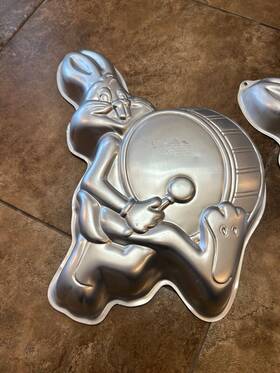 502-3517 Wilton Bugs Bunny Playing The Drum Cake Pan 1983