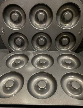 Wilton 705353196577 Non-stick 6-cavity Donut Baking Pans Lot Of 2 New Wilton 705353196577 Non-stick 6-cavity Donut Baking Pans Lot Of 2 New