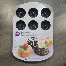 W0557 Wilton Mini Fluted Bundt Cake Pan-classics 12 Cavity. Gray Non Stick New