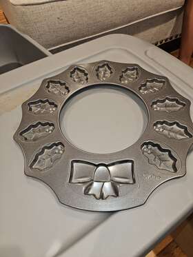 Wreath-11 Wilton Christmas Wreath Cookie Pan 11 Holly Leaves And 1 Bow Nonstick Wreath-11 Wilton Christmas Wreath Cookie Pan 11 Holly Leaves And 1 Bow Nonstick