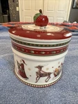 Villeroy Boch Winter Bakery Delight Small Canister Christmas Pastry Box & Lid. Fixed Price $28.00.