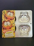 Vtg 1993 Wilton Garfield Mini Cake Pan Nos 2105-9441 Party Baking. Fixed Price $15.00.
