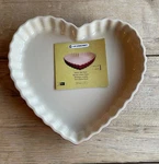 Le Creuset Stoneware Fluted Heart Tart Baking Dish 30CM Cerise Red 11.5. Fixed Price $54.99.
