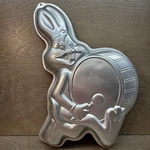 Bugs Bunny Cake Pan Wilton Metal Aluminum 502-3517 Baking Mold Looney Tunes Band. Fixed Price $14.95.