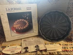 La Forme Celebration Cake Baking Pan Germany 11 Nonstick New Box. Fixed Price $20.00.
