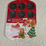 New Wilton Cookie Shapes Nonstick Pan 12 Cavities Snowman Christmas.... Fixed Price $8.00.