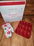 American Girl Williams Sonoma Madeleine Baking French Kitchen Pan & Mitt Only. Fixed Price $5.00.