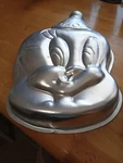 Used Wilton Tweety Bird In Party Hat 2002 Cake Pan Mold #2105-3205. Fixed Price $6.50.